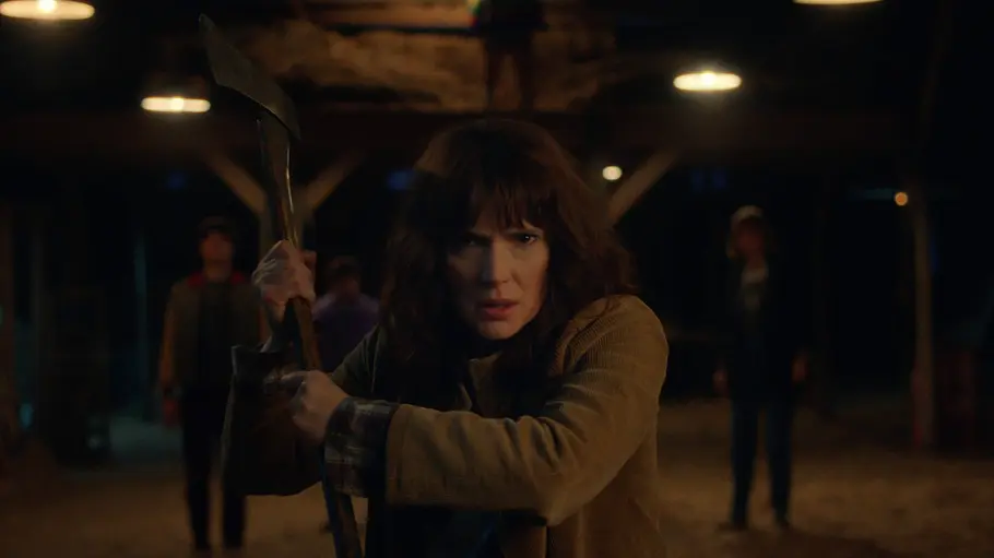 „Stranger Things 5“ Winona Ryder als Joyce Byers mit ihrer Axt in „Stranger Things 5“.