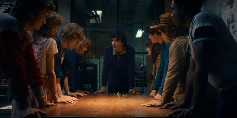 Sie werden so schnell erwachsen: Lucas, Will, Dustin und Mike. Die Truppe steht versammelt um einen Tisch. Im Mittelpunk steht Mike, der gerade seinen Plan bespricht.