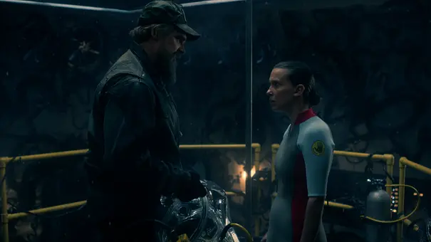 Hopper und Eleven stehen im Labor im Upside Down und schauen sich an! - Foto: Netflix