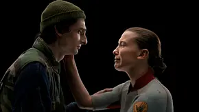 Max und Elfie weinen beiden. Sie hält ihre Hand an seine Wange - Foto: COURTESY OF NETFLIX