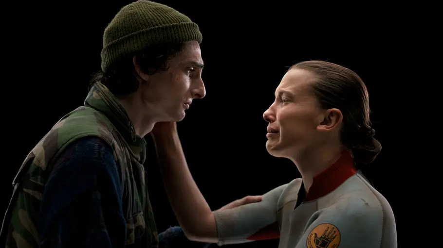 Max und Elfie weinen beiden. Sie hält ihre Hand an seine Wange
