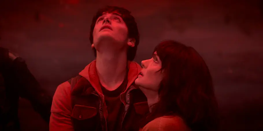 Will in Stranger Things Staffel 5 Will und Joyce stehen in einem rot umleuchtenden Raum und schauen nach oben.