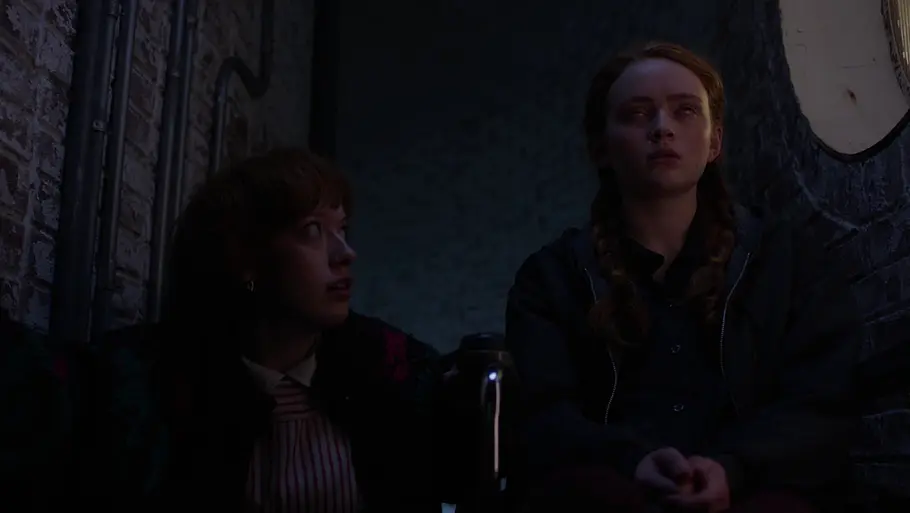 Nach dieser Szene verschwindet Vickie für immer aus „Stranger Things“. Vickie und Max in der Radiostation.