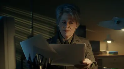 Linda Hamilton spielt Dr. Kay in Stranger Things und blättert durch Akten - Foto: Netflix
