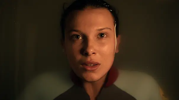 Millie Bobby Brown als Eleven liegt in einem Salzpool. Ihr Gesicht ist mit Wasser bedeckt! - Foto: Netflix