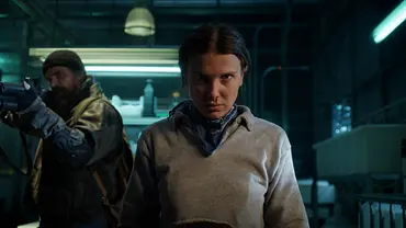 Eleven schaut in Stranger Things - Staffel 5 ernst in die Kamera - Foto: Netflix