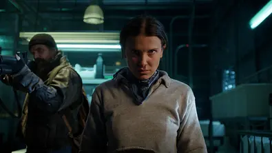 Eleven schaut in Stranger Things - Staffel 5 ernst in die Kamera - Foto: Netflix