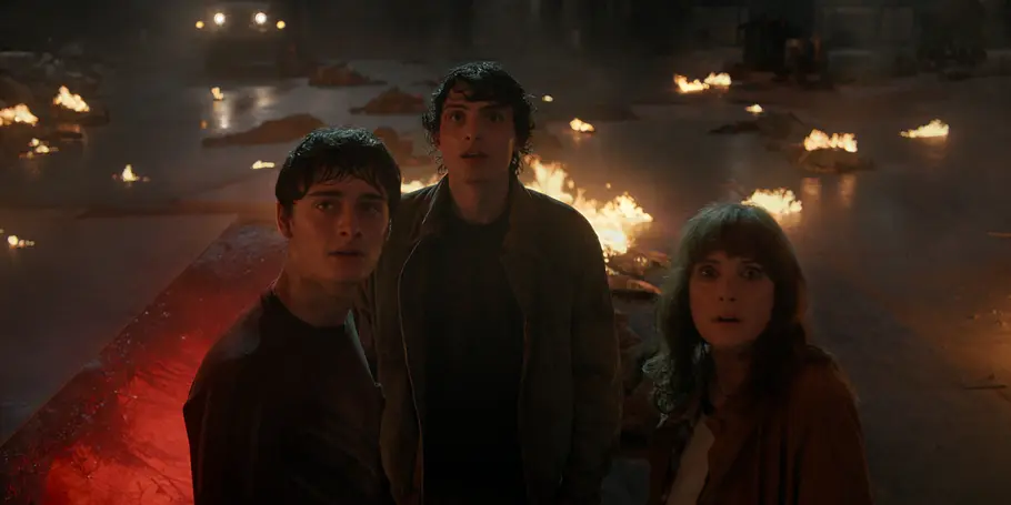 Stranger Things Finale Mehrere Stranger Things-Figuren stehen vor einem brennenden Hintergrund
