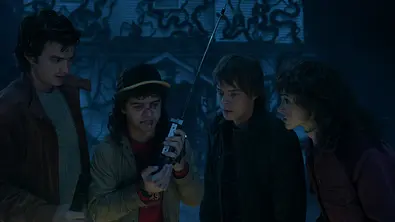 Stranger Things Staffel 5 Cast versammelt sich um ein Walkie-Talkie! - Foto: Netflix