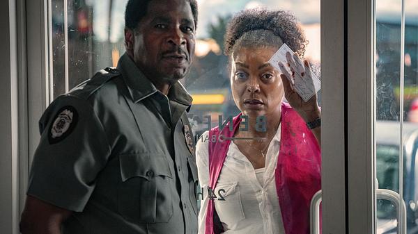 Janiyah Wiltkinson steht vor einer Glastür und drückt mit der Hand einen Scheck gegen die Scheibe. - Foto: Chip Bergmann/Perry Well Films 2/Netflix