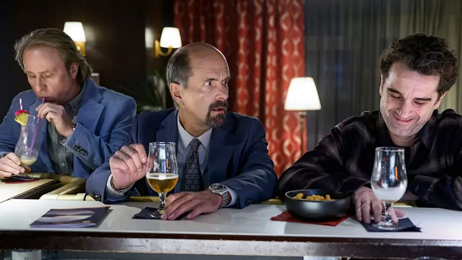 Kritik zum neuen Stromberg-Film Ernie, Stromberg und Ulf sitzen bei einem Bierchen zusammen.