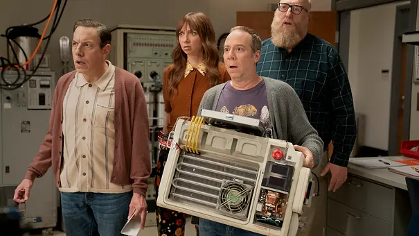 Kripke, Denise, Stuart und Bert mit der Universumsreisemaschine. - Foto: Colin Remas Brown/HBO Max