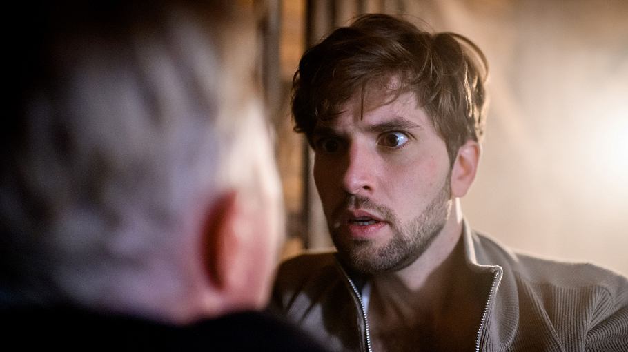 Henry hält Goerg verzweifelt fest, nachdem er erfährt, dass der Butler ihn entführt hat