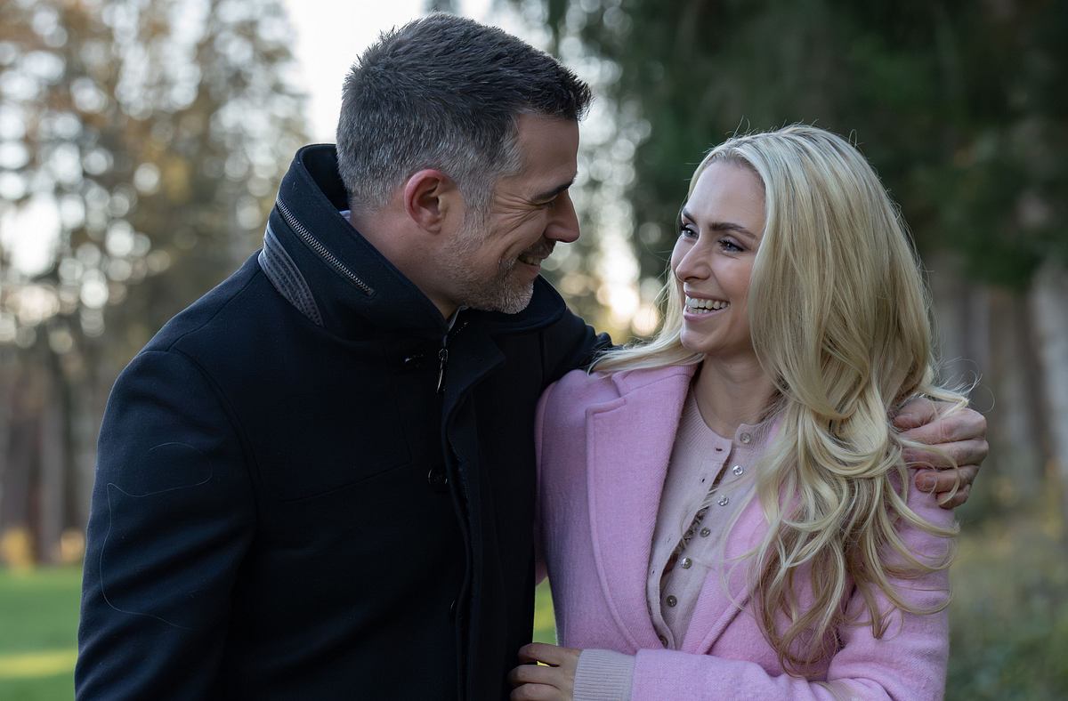 Larissa Sturm der Liebe Ein Sturm der Liebe-Paar schaut sich verliebt an.