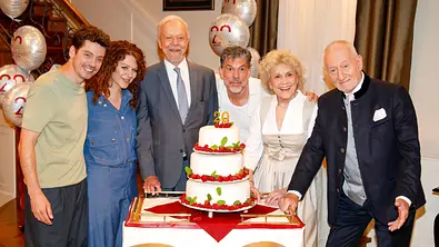 Dirk Galuba, Antje Hagen, Gregory B. Waldis, Sepp Schauer, Anthony Paul und Johanna Graen beim Fototermin zu Sturm der Liebe - 20 Jahre große Gefühle am Film-Set in den Bavaria-Film Studios in Geiselgasteig Bayern - Foto: IMAGO / pictureteam Dirk Galuba, Antje Hagen, Gregory B. Waldis, Sepp Schauer, Anthony Paul und Johanna Graen beim Fototermin zu Sturm der Liebe - 20 Jahre große Gefühle am Film-Set in den Bavaria-Film Studios in Geiselgasteig Bayern - Foto: IMAGO / pictureteam