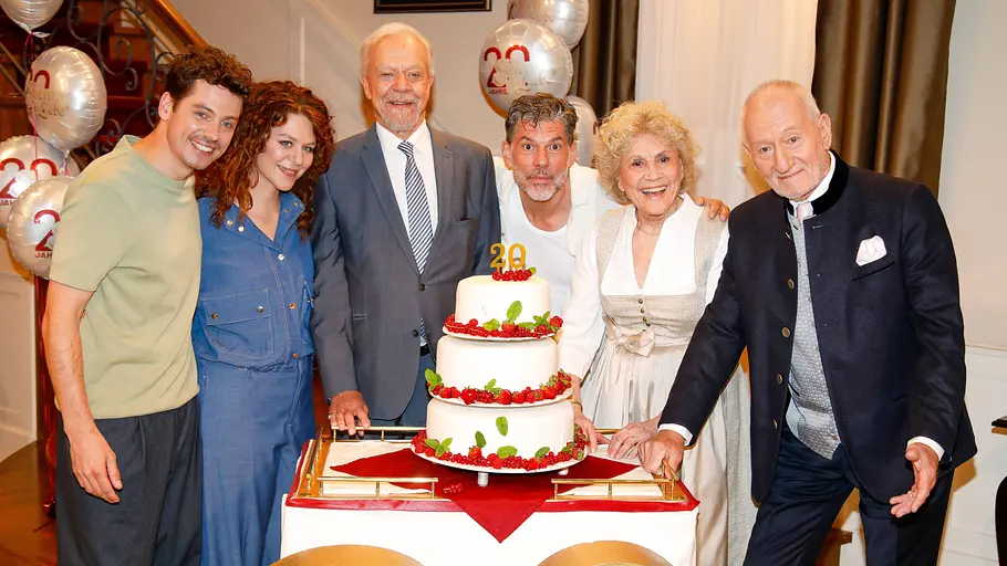 „Sturm der Liebe“: 3 Neuzugänge erweitern den Cast Dirk Galuba, Antje Hagen, Gregory B. Waldis, Sepp Schauer, Anthony Paul und Johanna Graen beim Fototermin zu Sturm der Liebe - 20 Jahre große Gefühle am Film-Set in den Bavaria-Film Studios in Geiselgasteig Bayern