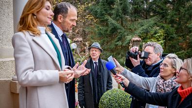 Sturm der Liebe Alexandra, Markus und Werner werden von Reportern belagert! - Foto: ARD/WDR/Christof Arnold