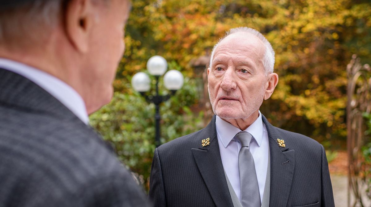 Sturm der Liebe Alfons und Werner Alfons schaut Werner im Garten des Fürstenhofs schockiert an, als er erfährt, dass sein Nachfolger schon feststehen soll.