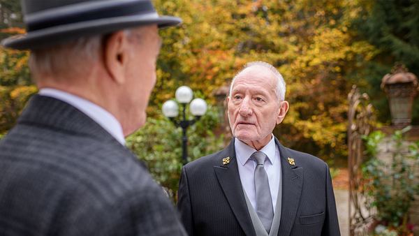 Alfons schaut Werner im Garten des Fürstenhofs schockiert an, als er erfährt, dass sein Nachfolger schon feststehen soll. - Foto: ARD/WDR/Christof Arnold