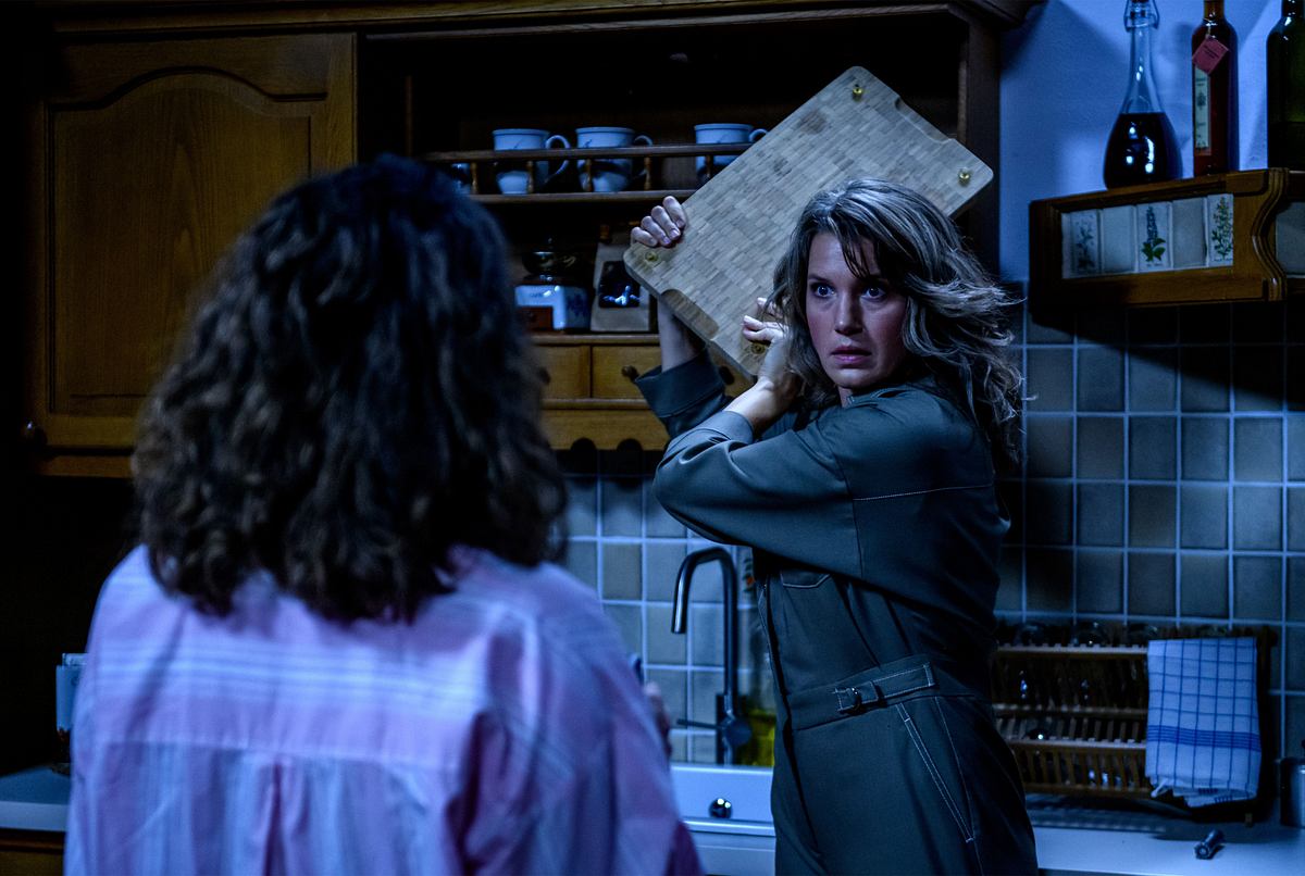 Anja und Fanny bei Sturm der Liebe Anja bricht ein und nimmt ein Holzbrett in die Hand, als sie von Fanny überrascht wird. Schlägt sie zu?