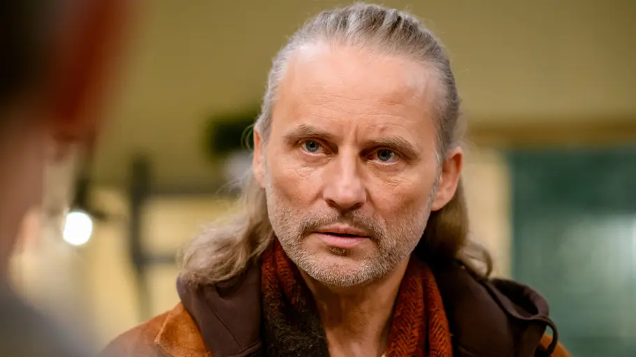 Michael schaut bei Sturm der Liebe ernst in Richtig Kamera