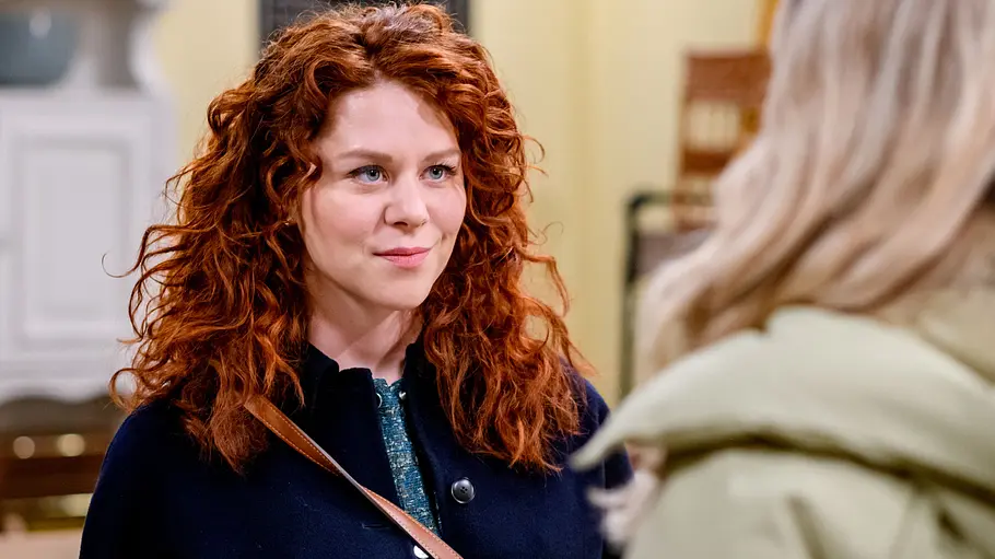 Fanny lächelt bei Sturm der Liebe