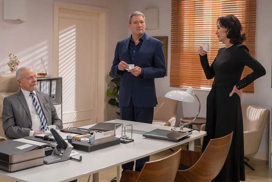 Sturm der Liebe Folge 4626 Vorschau Mittwoch 09.09.2026 ARD STURM DER LIEBE FOLGE 4626, am Mittwoch (09.09.26) um 15:10 Uhr im ERSTEN. Sophia (Krista Birkner r.) und Werner (Dirk Galuba l.) sind überrascht, als Christoph (Dieter Bach m.) eine Entscheidung von Sophia unterstützt.