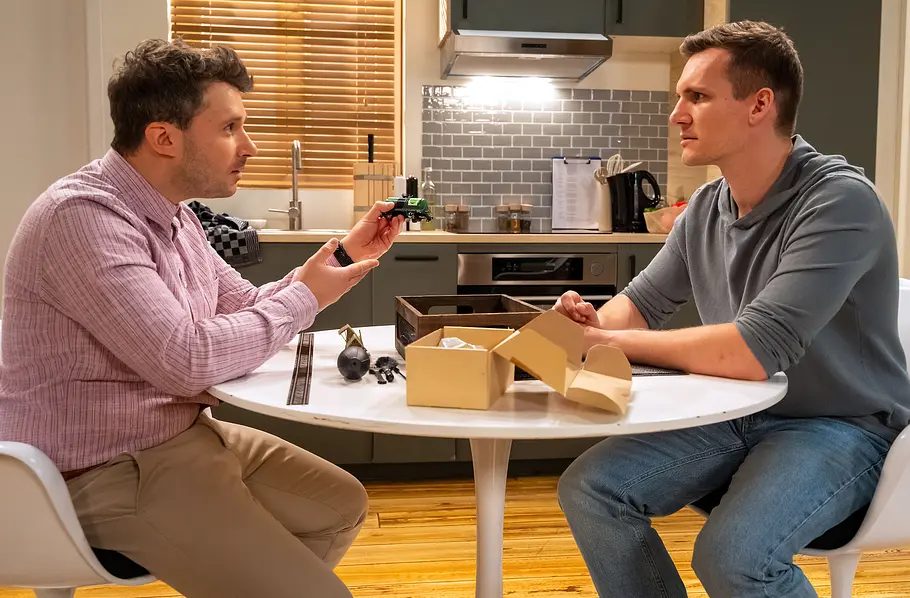 Sturm der Liebe Folge 4627 Vorschau Donnerstag 10.09.2026 ARD STURM DER LIEBE FOLGE 4627, am Donnerstag (10.09.26) um 15:10 Uhr im ERSTEN. Marlon (Frederik Bott, r.) setzt es vor Fritz (Thimo Meitner, l.) zu, dass er mit Fanny zusammenarbeiten muss.
