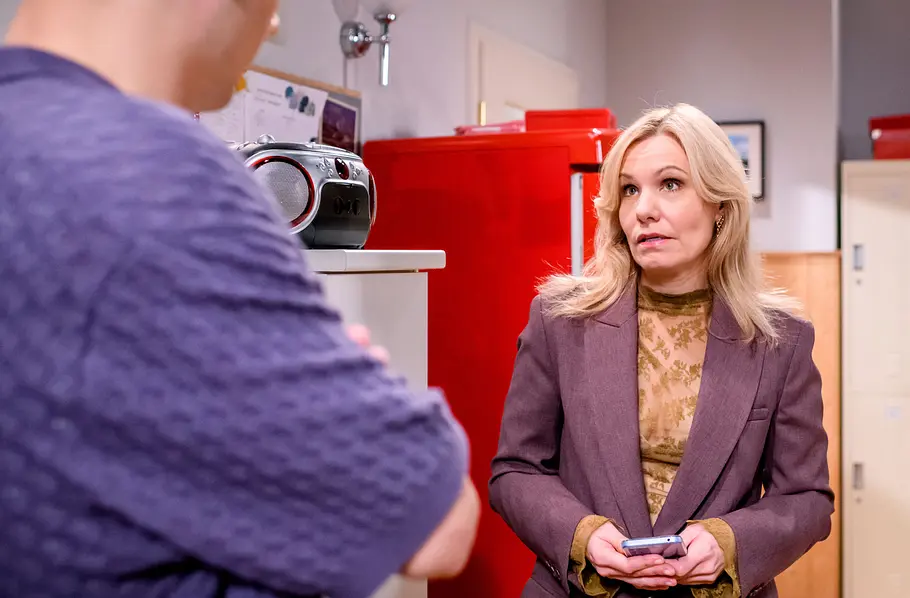 Sturm der Liebe Folge 4628 Vorschau Freitag 11.09.2026 ARD STURM DER LIEBE FOLGE 4628, am Freitag (11.09.26) um 15:10 Uhr im ERSTEN. Katja (Isabell Stern, r.) gelingt es nicht, Elias (Orlando Lenzen, l.) unter einem Vorwand wegzulotsen, damit Leo ihm seinen Antrag machen kann.
