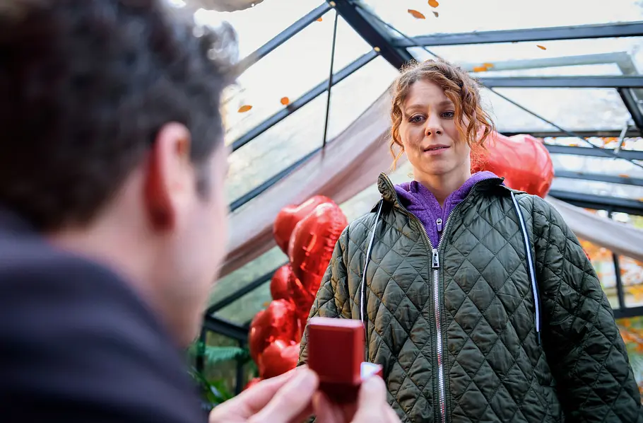 STURM DER LIEBE FOLGE 4631, Mittwoch (16.09.26): Fanny (Johanna Graen r.) ist überwältigt, als Kilian (Anthony Paul l.) ihr einen Heiratsantrag macht.