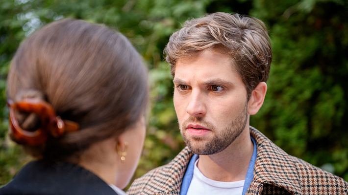 Sturm der Liebe: Henry schaut Maxi böse an - Foto: ARD/WDR/Christof Arnold