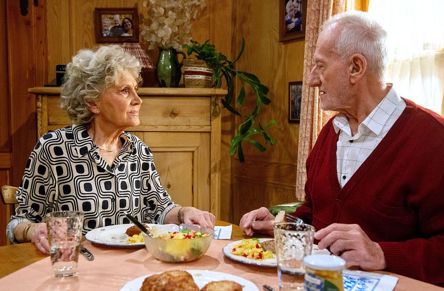 Hildegard und Alfons sitzen beim Essen und schauen sich ernst an!