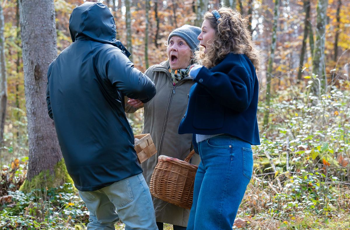 Hildegard undn Fanny erschrecken als sie einen Verfolger im Wald sehen