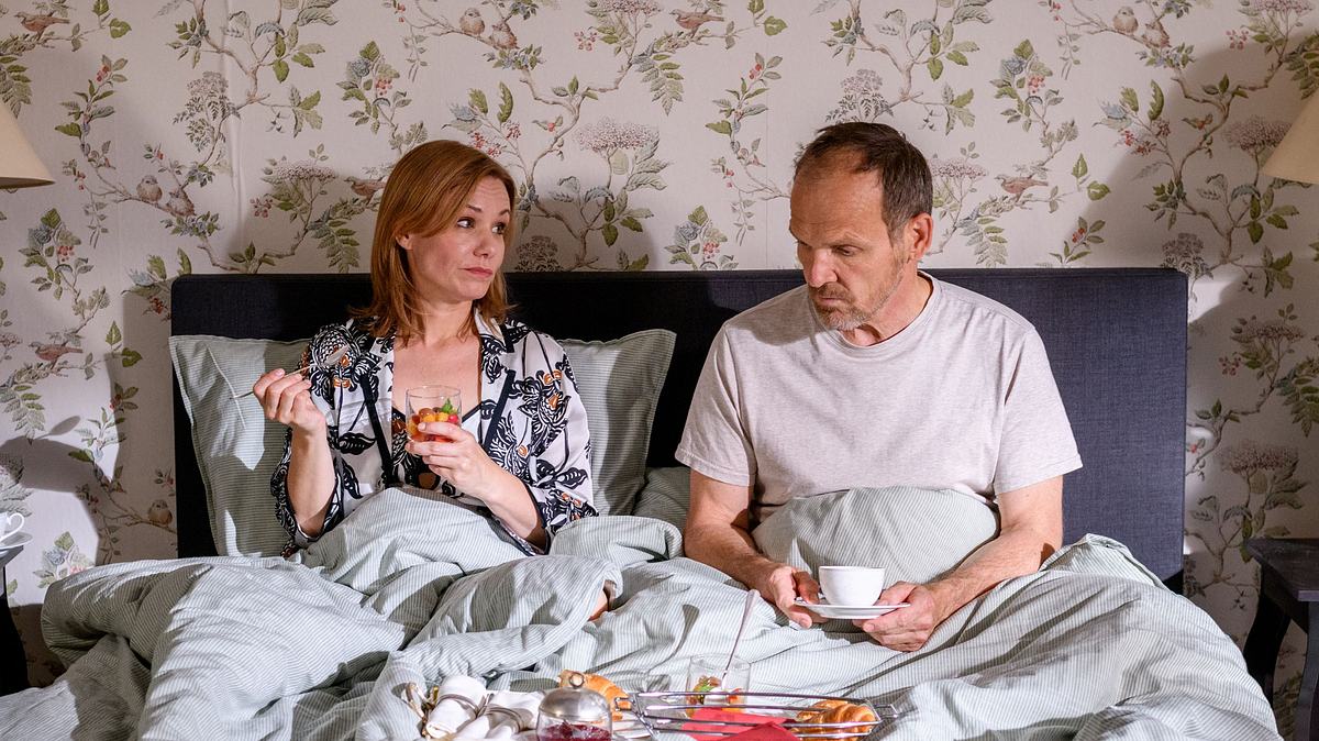 Werden Katja und Markus wieder ein Paar? Sturm der Liebe: Katja und Markus liegen im bett