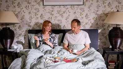 Sturm der Liebe: Katja und Markus liegen im bett - Foto: ARD/WDR/Christof Arnold