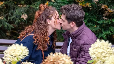 Kilian und Fanny küssen sich bei Sturm der Liebe - Foto: ARD/WDR/Christof Arnold Kilian und Fanny küssen sich bei Sturm der Liebe - Foto: ARD/WDR/Christof Arnold