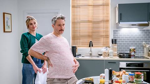 Miro verbirgt einen gewaltigen Schwangerschaftsbauch unter seinem weiten Sweatshirt - Foto:  ARD/WDR/Christof Arnold