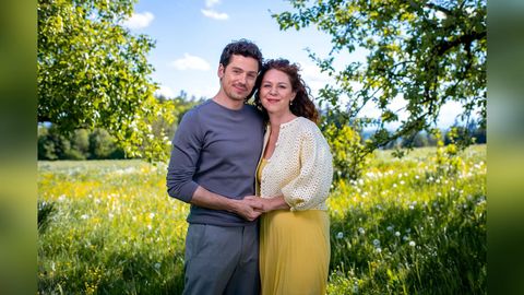 Fanny und Killian halten Händchen - Foto: ARD