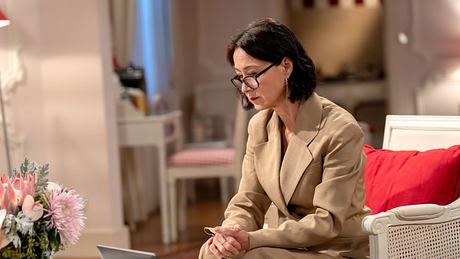Sophia sitzt starr vor ihrem Laptop mit ihrer Lesebrille an. Sie wirkt sehr nachdenklich. - Foto: ARD/WDR / Thomas Neumeier