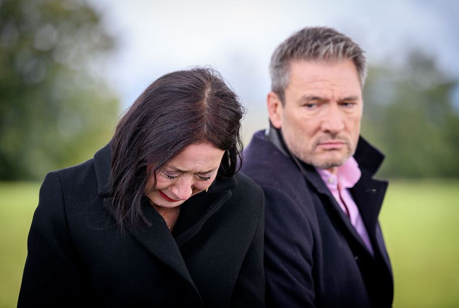 Sophia steht weinend draußen, hinter ihr schaut sie Christoph mitleidig an.