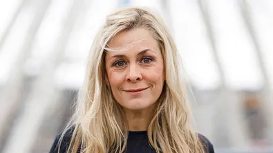 „Sturm der Liebe“-Star Tanja Lanäus lächelt in die Kamera - Foto: IMAGO / Future Image
