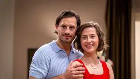 Schauspieler Pippa Fee Rupperti und Jaime Ferkic umarmen sich. - Foto: Imago/MiS Schauspieler Pippa Fee Rupperti und Jaime Ferkic umarmen sich. - Foto: Imago/MiS