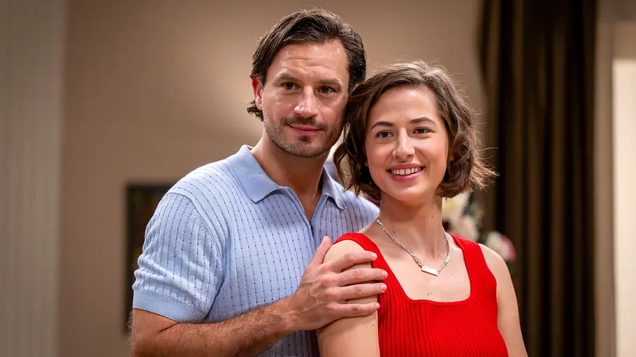 „Sturm der Liebe“ Traumpaar Emilia und Massimo. Schauspieler Pippa Fee Rupperti und Jaime Ferkic umarmen sich.