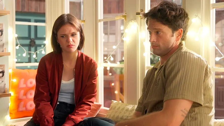 Zwei Charaktere von Rote Rosen, sie sieht genervt aus und er angewiedert.