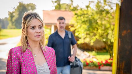 Sturm der Liebe: Greta - im Hintergrund ist Yannick zu sehen - Foto: ARD/WDR/Christof Arnold