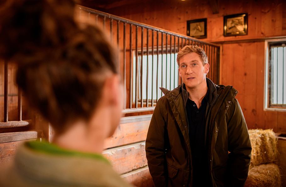 Vincent steht im Gasthaus und schaut Fanny verzweifelt an