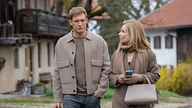 Vincent und Katja gehen spazieren in der Nähe des Fürstenhofs. Er schaut ernst und hat einen Koffer in der Hand - Foto:  ARD/WDR/Thomas Neumeier