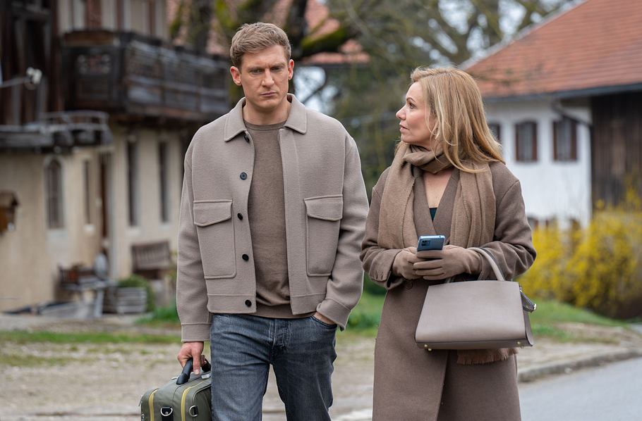 Vincent und Katja bei Sturm der Liebe Vincent und Katja gehen spazieren in der Nähe des Fürstenhofs. Er schaut ernst und hat einen Koffer in der Hand