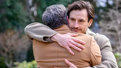 „Sturm der Liebe“-Vorschau. Nächste Woche darf Massimo (Jaime Ferkic) Vater Alexander Saalfeld (Gregory B. Waldis) umarmen. - Foto: © ARD/WDR/Christof Arnold „Sturm der Liebe“-Vorschau. Nächste Woche darf Massimo (Jaime Ferkic) Vater Alexander Saalfeld (Gregory B. Waldis) umarmen. - Foto: © ARD/WDR/Christof Arnold