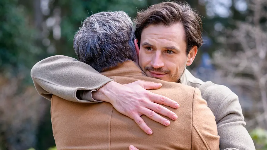 Sturm der Liebe-Vorschau nächste Woche: Neue Staffel „Sturm der Liebe“-Vorschau. Nächste Woche darf Massimo (Jaime Ferkic) Vater Alexander Saalfeld (Gregory B. Waldis) umarmen.